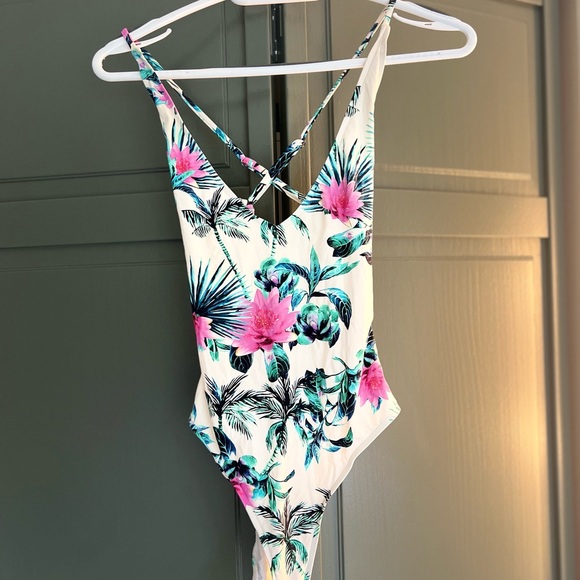 2x Rip curl one piece - Picture 2 of 7